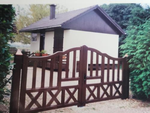 Chalet \"chez Sara\" au bord du canal