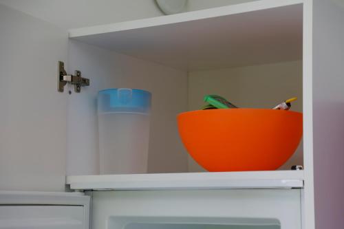 an orange bowl sitting on top of a refrigerator at Settessenze Residence & Rooms in Agropoli