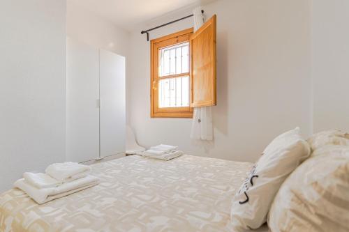 Ένα ή περισσότερα κρεβάτια σε δωμάτιο στο RentitSpain Casa Picena Senderismo y Montaña