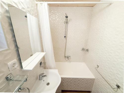 Et badeværelse på Niko Apartments