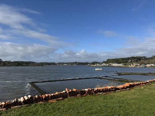 Photo de la galerie de l'établissement Ancien atelier d'ostréiculteur, les pieds dans l'eau, à La Trinité-sur-Mer