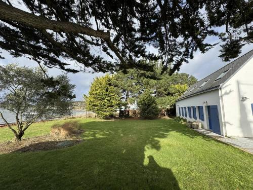 Photo de la galerie de l'établissement Ancien atelier d'ostréiculteur, les pieds dans l'eau, à La Trinité-sur-Mer