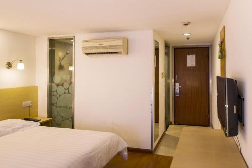 Postelja oz. postelje v sobi nastanitve Motel Shanghai Pudong Lianyang New International Expo Centre
