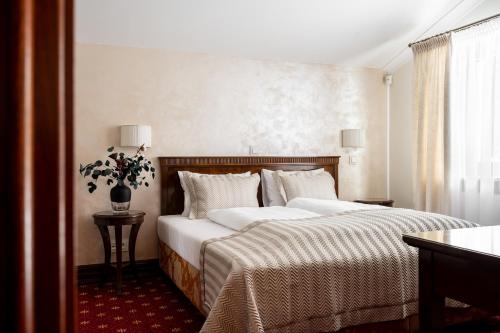 a bedroom with a large bed and a window at Coco Boutique Hotel & Spa in Karpacz