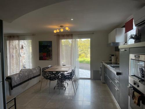 une cuisine et une salle à manger avec une table et des chaises dans l'établissement Appartement Nîmes A, à Nîmes