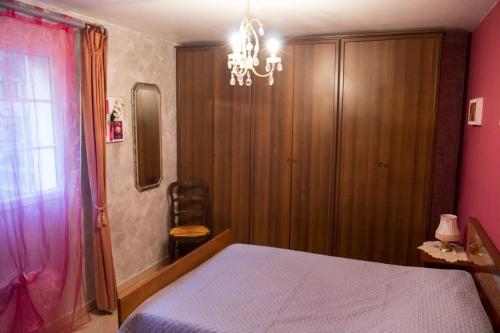 une chambre avec un lit et un lustre dans l'établissement Appartement 3 pièces dans maison en rez-de-jardin, à Peymeinade