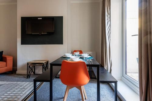 ダーリントンにあるDarlington 4BD Home: Modern Comfort & Free Parkingのダイニングルーム(テーブル、オレンジチェア付)
