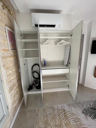 - un dressing blanc avec des étagères blanches dans l'établissement Noon by Home&Art, à Montpellier