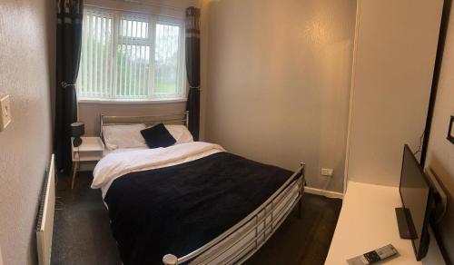 Ένα ή περισσότερα κρεβάτια σε δωμάτιο στο Comfy One Bedroom Apartment