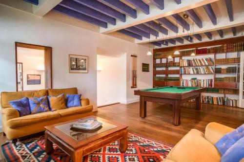 Photo de la galerie de l'établissement Majestueuse villa en première ligne au Pyla avec accès privé à la plage, à La Teste-de-Buch