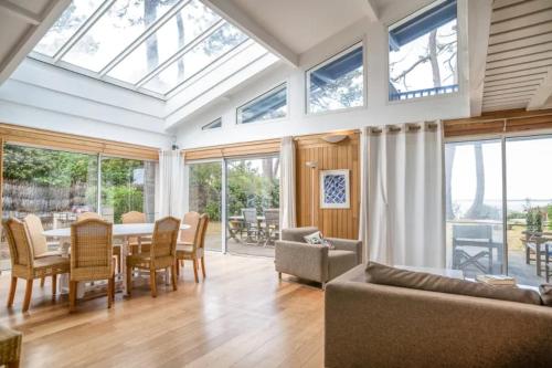 Photo de la galerie de l'établissement Majestueuse villa en première ligne au Pyla avec accès privé à la plage, à La Teste-de-Buch