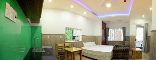 una camera con letto, tavolo e sedie di Bach Duong Apartment a Nha Trang