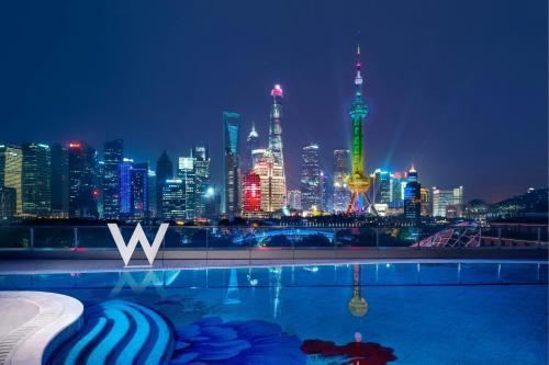 上海上海外滩W酒店的游泳池,晚上可欣赏到城市美景
