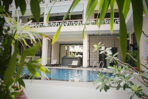 Bazén v ubytování Villa Hue Hotel nebo v jeho okolí