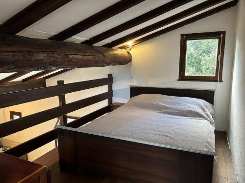 une chambre avec un lit et une fenêtre dans l'établissement Mini-villa à 1 minute de la plage de Santa Giulia, à Porto-Vecchio