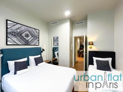 une chambre avec deux lits dans une pièce dans l'établissement 76 A - Temple RD, à Paris