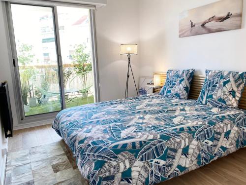 une chambre avec un lit et une grande fenêtre dans l'établissement City Gare Ville été Arcachon tout à pied, à Arcachon