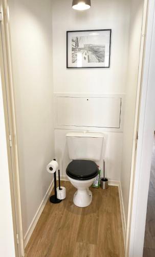 La salle de bains est pourvue de toilettes et d'un siège noir. dans l'établissement City Gare Ville été Arcachon tout à pied, à Arcachon