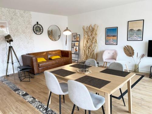 un salon avec une table et un canapé dans l'établissement City Gare Ville été Arcachon tout à pied, à Arcachon