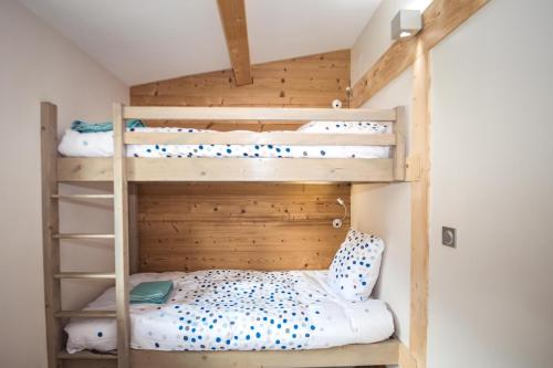 - une chambre avec des lits superposés dans l'établissement L'Ecrin du Val d'Arly - Vue montagne parking privé, à Flumet