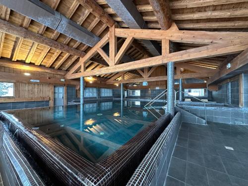 Bazén v ubytování Chalet Hotel L’Ecrin nebo v jeho okolí