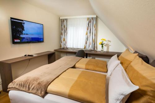 sypialnia z łóżkiem i telewizorem z płaskim ekranem w obiekcie Apartmenthaus Pastner am Teich w mieście Übelbach