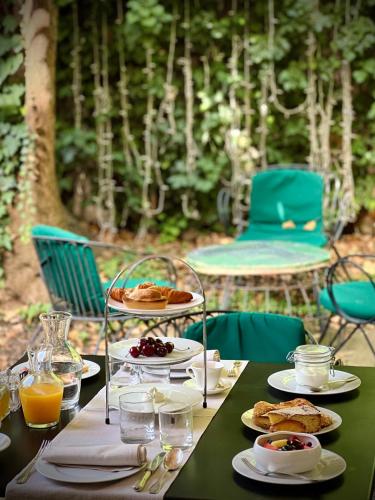 uma mesa com pratos de comida em cima em La Fiermontina Palazzo Bozzi Corso Hotel em Lecce