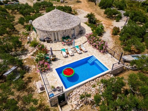 eine Draufsicht auf ein Haus mit Swimmingpool in der Unterkunft Island Getaway - Heritage House in Mirce
