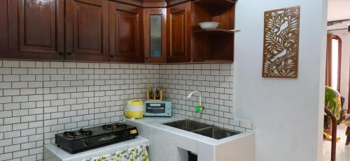 Η κουζίνα ή μικρή κουζίνα στο Dalilah home at Pejaten, South Jakarta