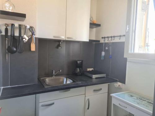 une cuisine avec un évier et un plan de travail dans l'établissement Appartement 2 pièces CAP D'AGDE CT760-016, au Cap d'Agde