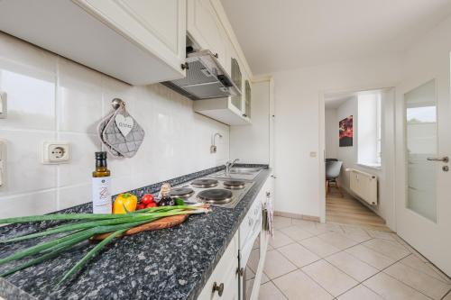 a kitchen with a counter top with vegetables on it at "Harzträume No3" mit Parkplatz - 2 SZ - Smart TV - Sitzplatz im Freien in Wernigerode