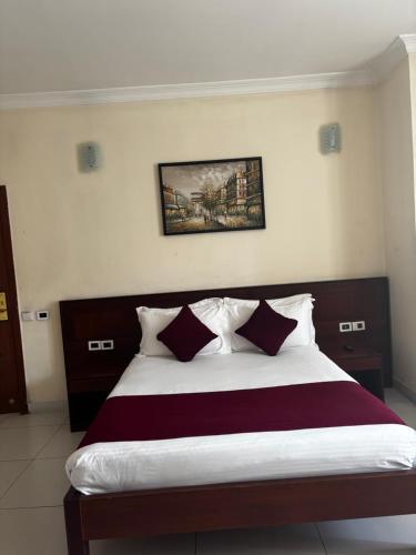 una camera da letto con un letto grande con cuscini viola e bianchi di Chad embassy area ad Addis Abeba