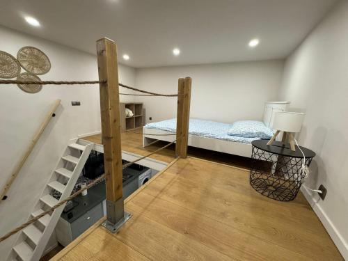 une chambre avec un lit superposé et un escalier dans l'établissement Cosy air-conditioned studio terrace, à Lyon