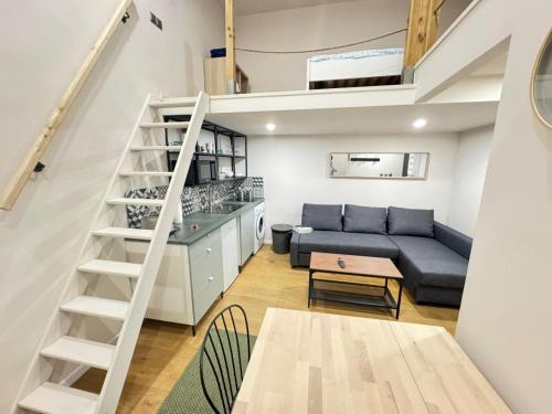 un salon avec un escalier et un canapé dans l'établissement Cosy air-conditioned studio terrace, à Lyon