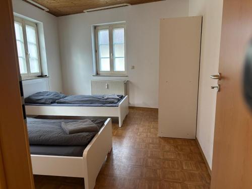 Postel nebo postele na pokoji v ubytování Monteur-Wohnung mit 2 Schlafzimmer in Alzey für 4 Personen