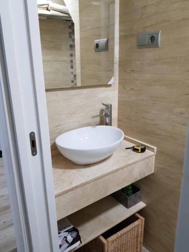 a bathroom with a white sink and a mirror at Apartamento Torre San Francisco in Benalmádena