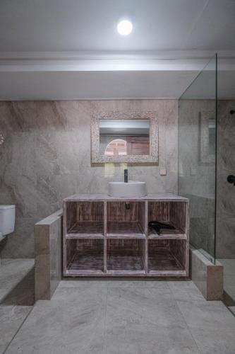 a bathroom with a sink and a mirror at Bunbulan sunshine in Kubupenlokan