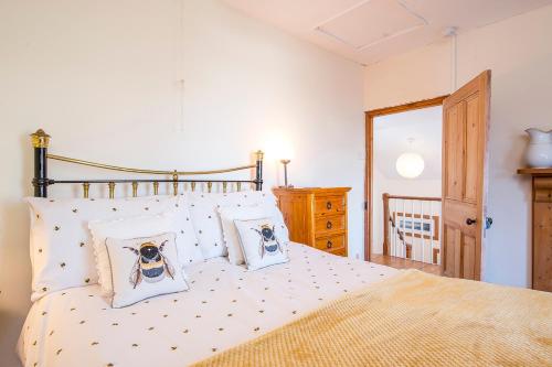 Giường trong phòng chung tại Minim Cottage