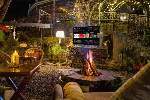 Večerní zábavní program pro hosty v ubytování ELIVAAS Zephyr - Luxury cottages near Kempty Falls