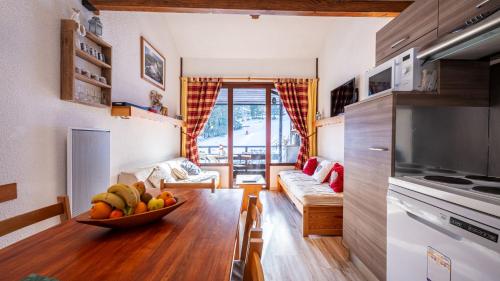 un salon avec un bol de fruits sur une table dans l'établissement Grand Morillon N 404 - ST6 Mezzanine, à Morillon