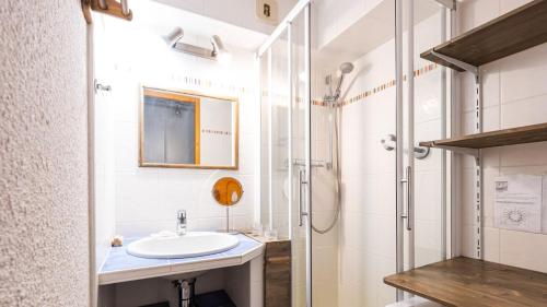 une salle de bain avec un lavabo et une douche dans l'établissement Grand Morillon N 404 - ST6 Mezzanine, à Morillon