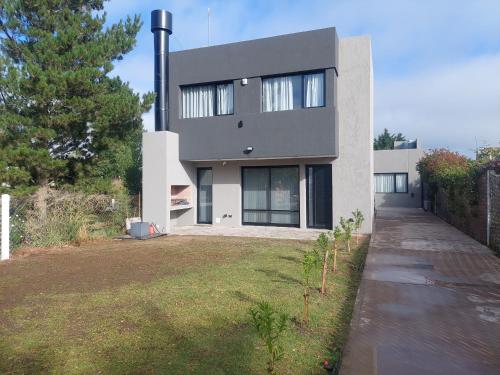 a house with a large yard in front of it at Duplex a estrenar!! Zona Parque in Necochea