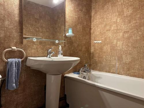 une salle de bain avec un lavabo et une baignoire dans l'établissement SP320-519 Maison 2 pièces mezzanine SAINT PIERRE LA MER, à Saint Pierre La Mer