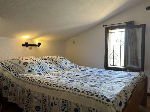 un lit dans une chambre avec une fenêtre dans l'établissement SP320-519 Maison 2 pièces mezzanine SAINT PIERRE LA MER, à Saint Pierre La Mer