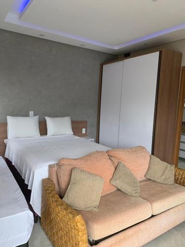 Postel nebo postele na pokoji v ubytování Flat confortável no Tropical executive hotel