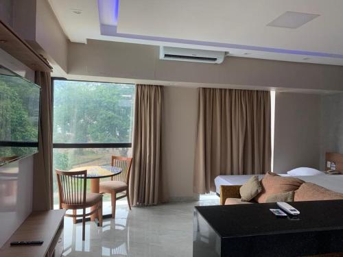 Postel nebo postele na pokoji v ubytování Flat confortável no Tropical executive hotel