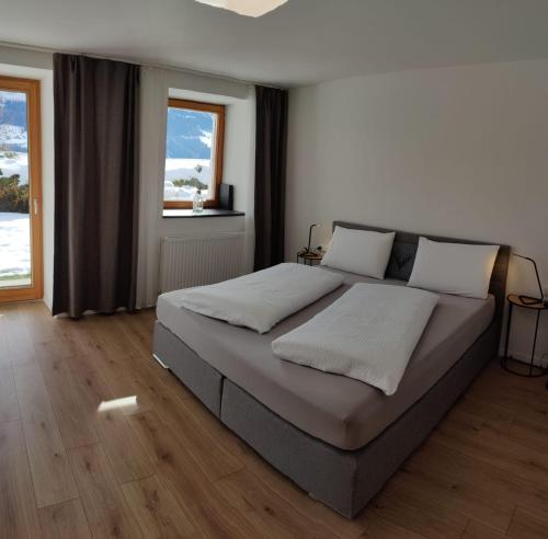 Ένα ή περισσότερα κρεβάτια σε δωμάτιο στο Alp-Hof Apartments