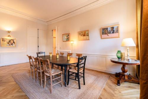 une salle à manger avec une table et des chaises dans l'établissement Appartement d exception port de Vannes 8 pers avec parking, à Vannes