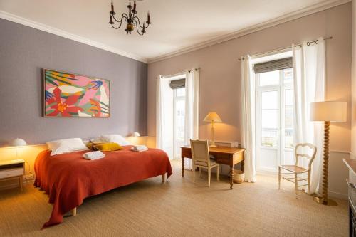 une chambre avec un lit, une table et un bureau dans l'établissement Appartement d exception port de Vannes 8 pers avec parking, à Vannes