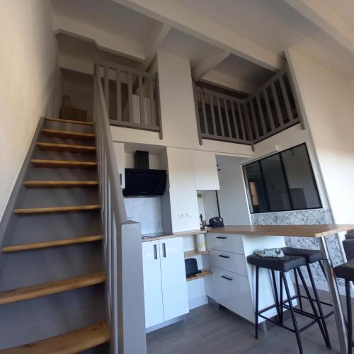 une petite maison avec des escaliers et une cuisine dans l'établissement Appartement Cap d'Agde 